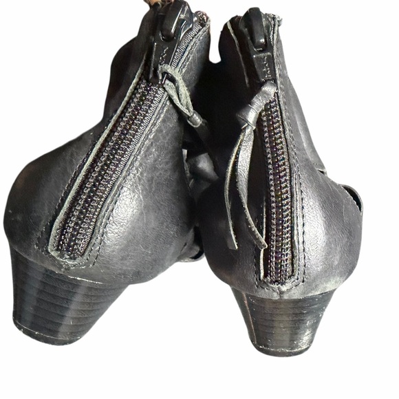 Aerosoles Heelrest Layette  Black Pyramid Stud 1.5” Wedge Sandals Size 8 M - Picture 2 of 5